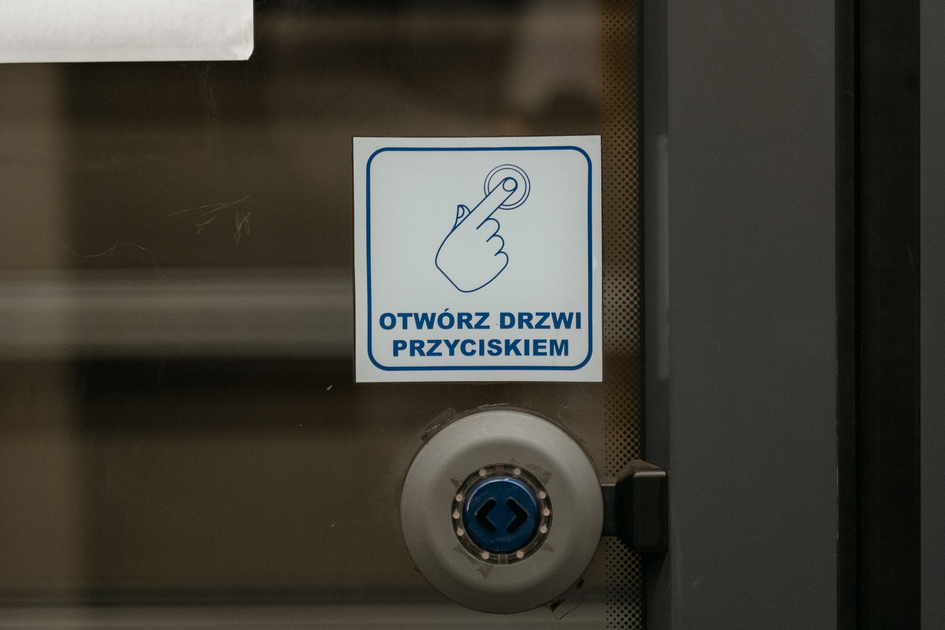 Czyszczenie drzwi wewnętrznych w Poznaniu po zimie: praktyczna checklista